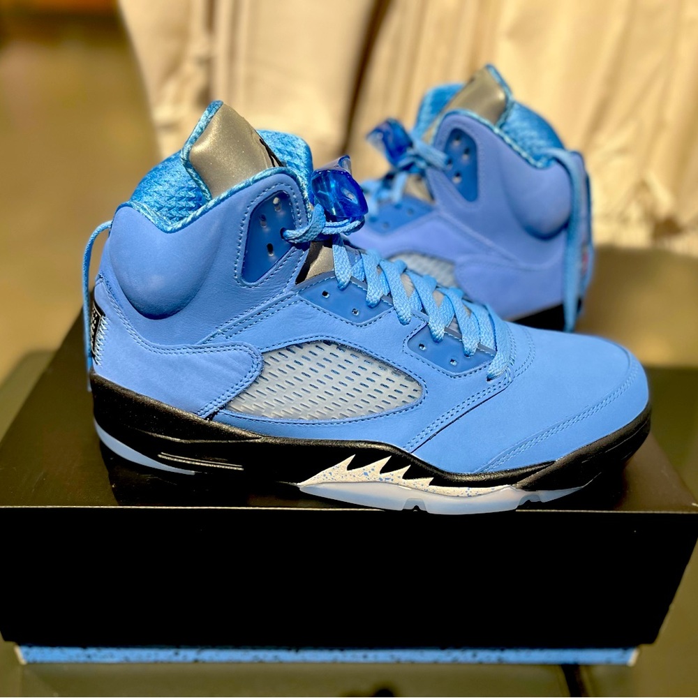 Jordan 5 UNC SIZE 9.5